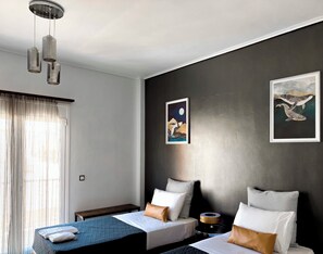 Studio, balkong | Sengetøy av topp kvalitet, minibar og skrivebord for bærbar PC