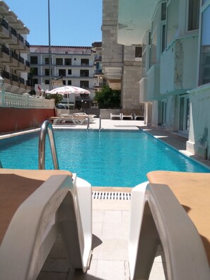 Outdoor pool, pool umbrellas, pool loungers - Mood Beach Hotel (Didim)