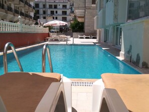 Hồ bơi ngoài trời, dù/ô trên bãi biển/hồ bơi, ghế dài tắm nắng 