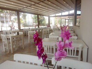 Breakfast, lunch, dinner served; international cuisine  - Mood Beach Hotel (Didim)