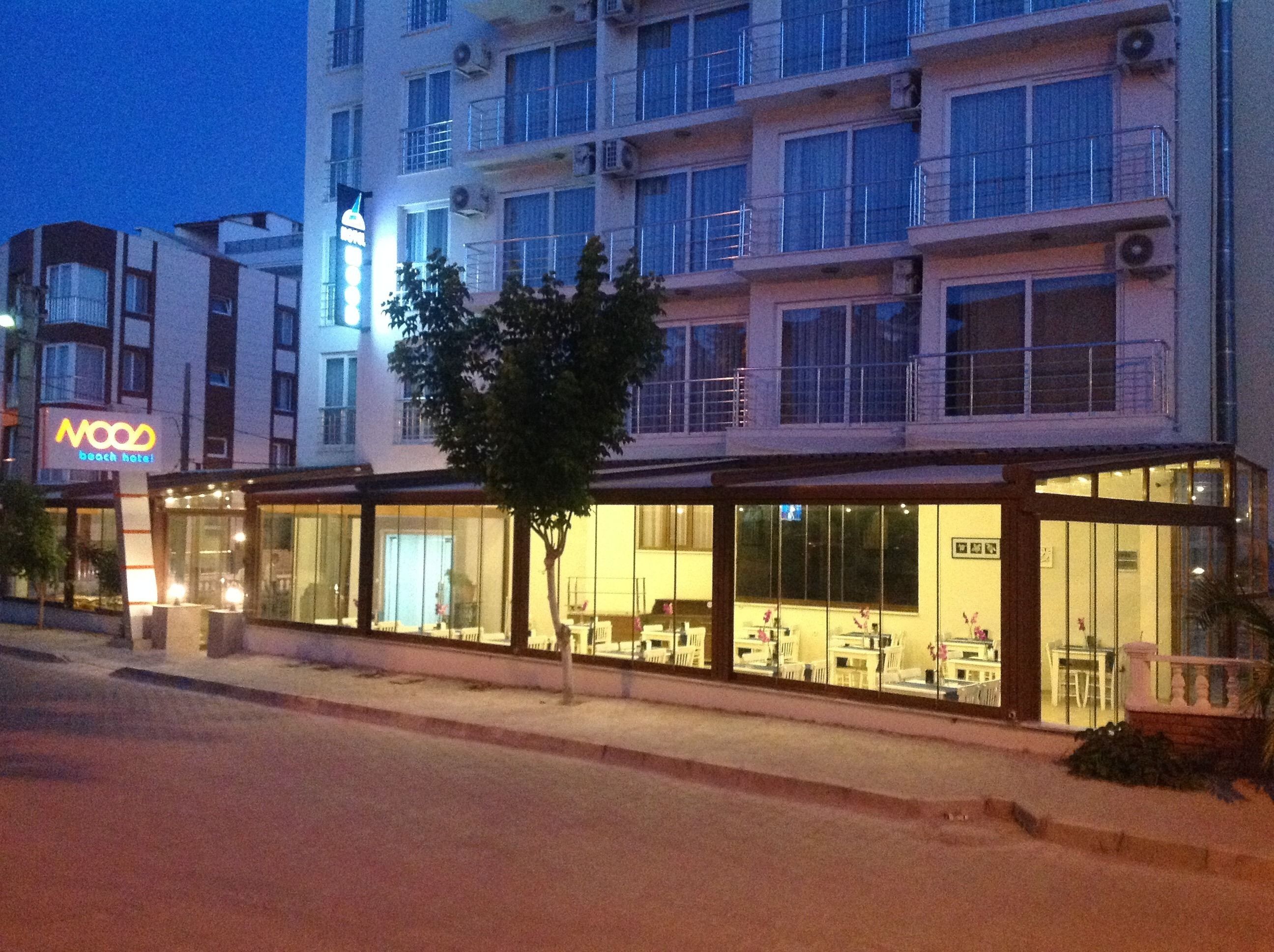 Voorkant accommodatie - avond/nacht
