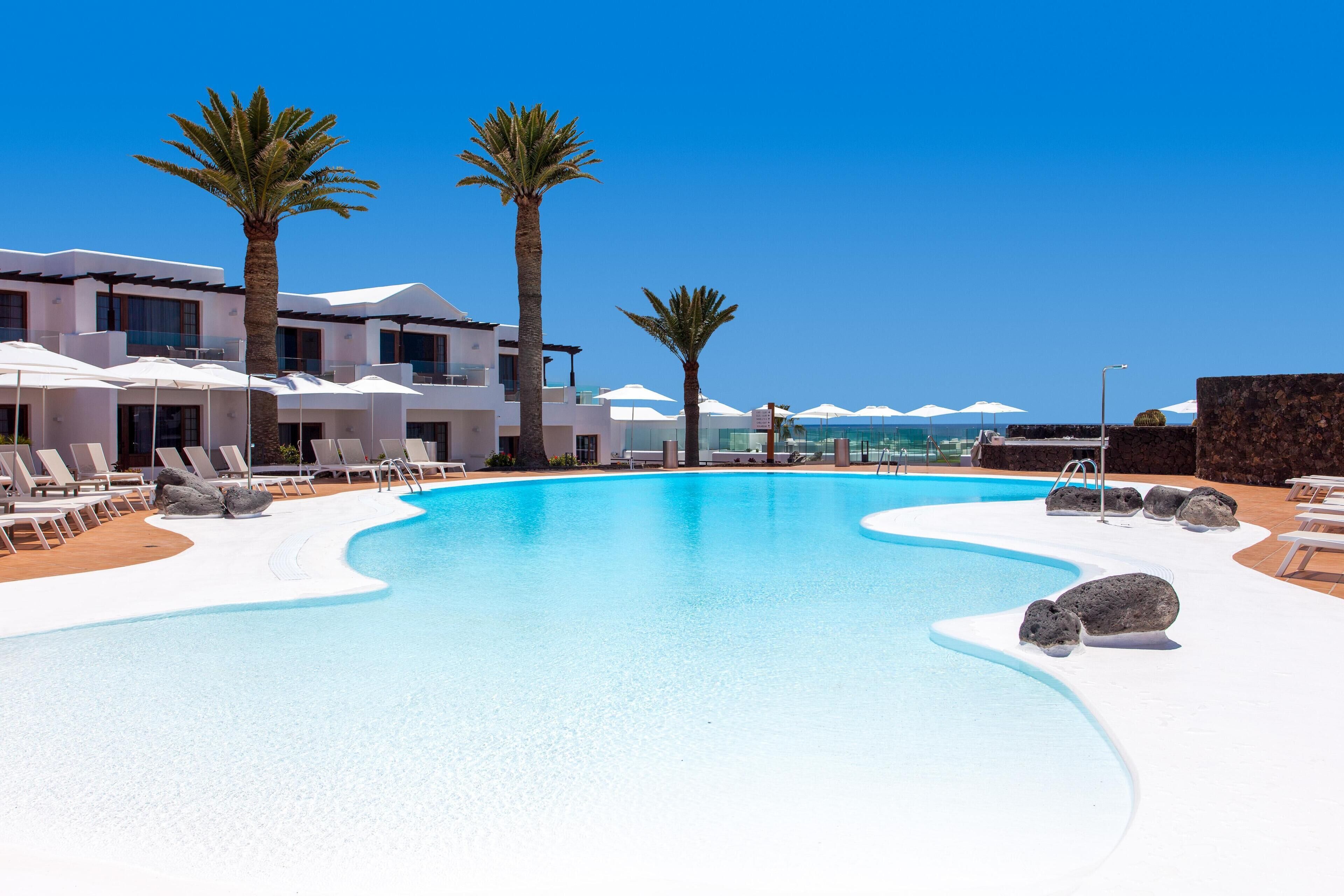 Kolam renang outdoor, dengan payung kolam renang dan kursi berjemur