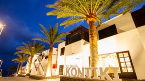 A building with a sign reading "R2 Bahía KONTEK". - R2 Bahía Kontiki Beach Apartments (Tías)