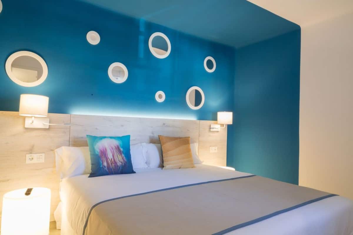 Blackout curtains, free cots/infant beds, WiFi, bed sheets