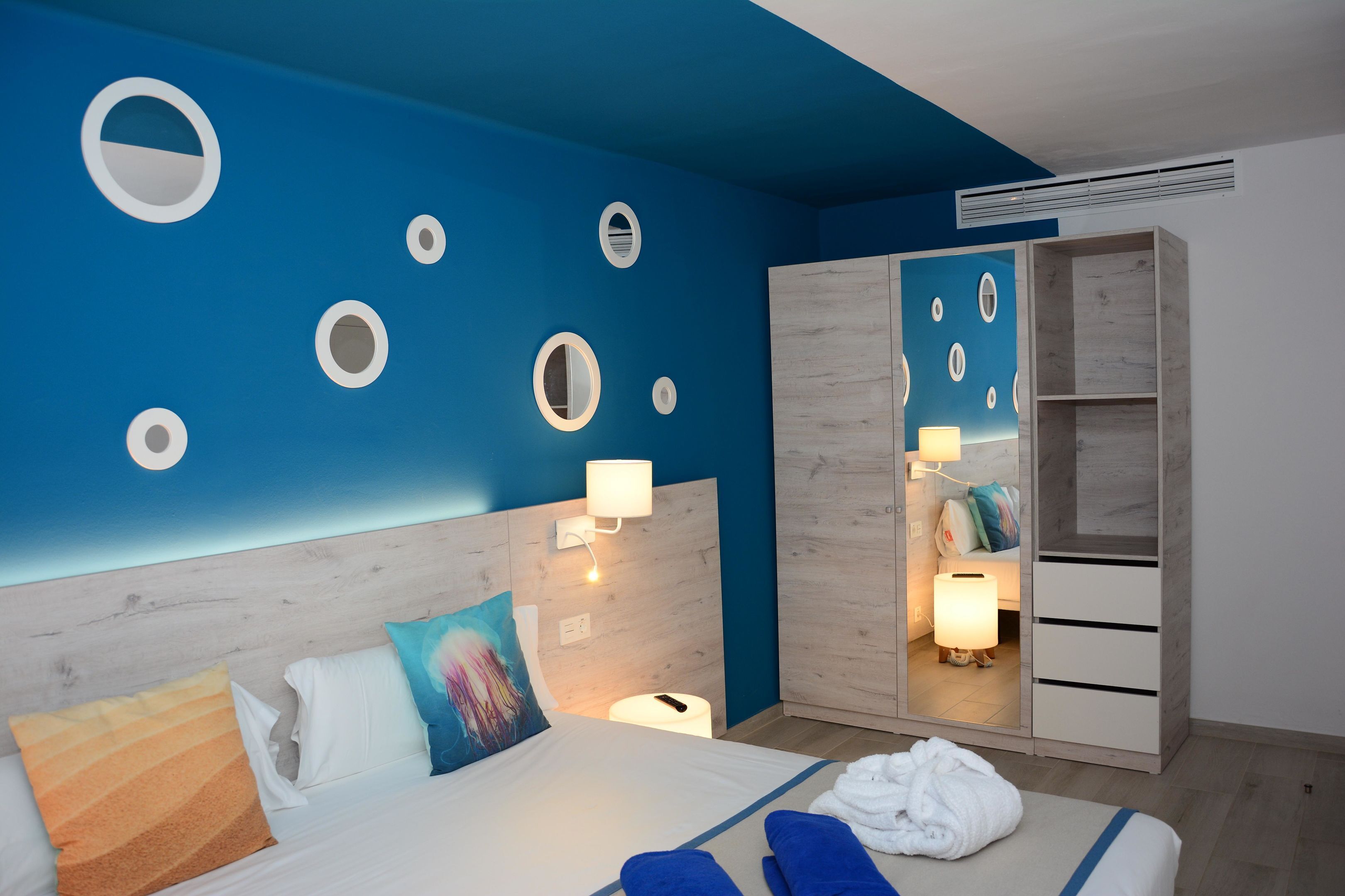 Blackout curtains, free cots/infant beds, WiFi, bed sheets