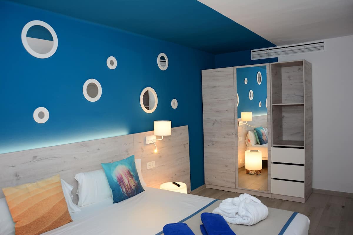 Blackout curtains, free cots/infant beds, WiFi, bed sheets