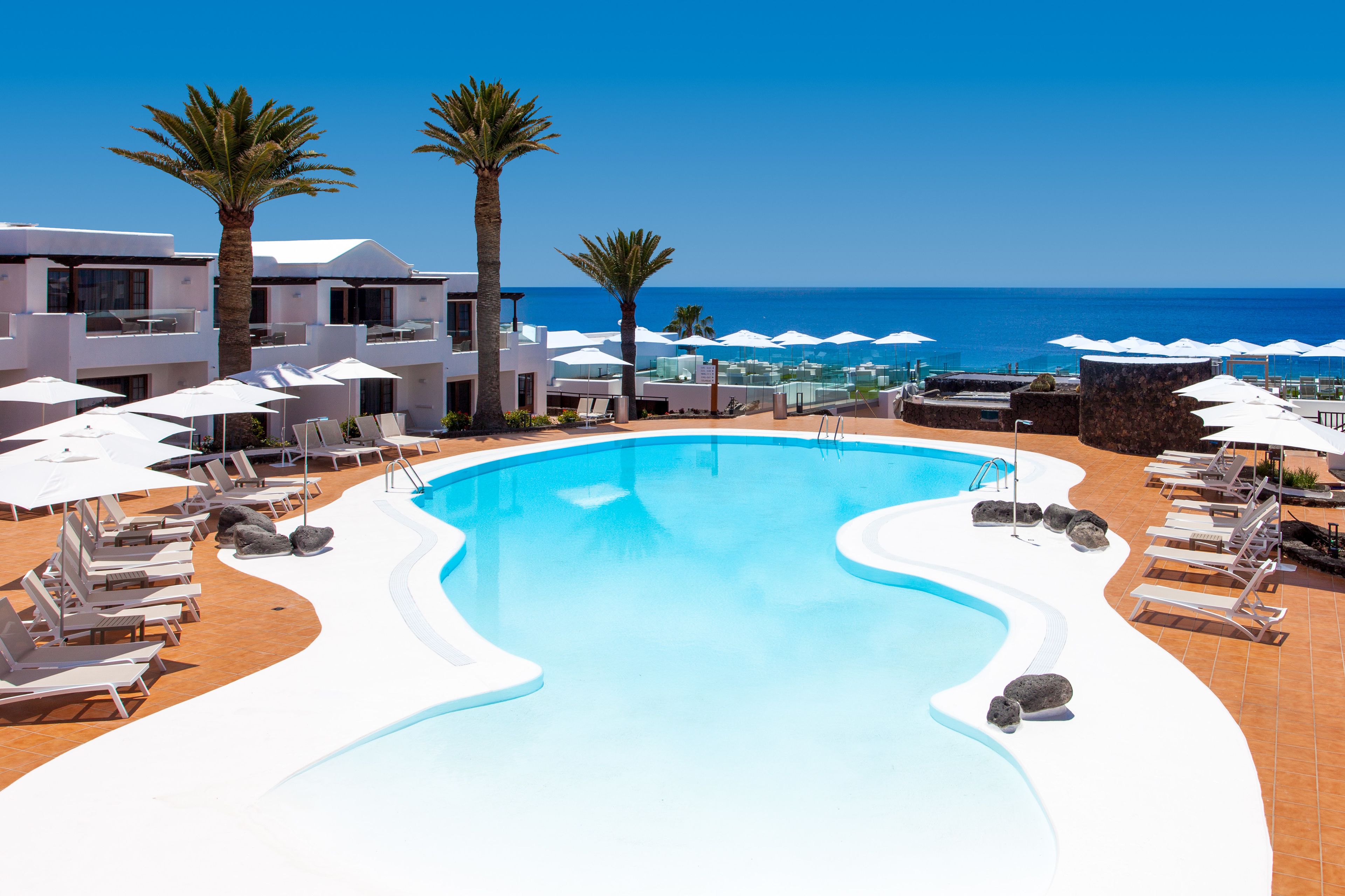 Außenpool, geöffnet von 10:00 Uhr bis 18:00 Uhr, Sonnenschirme