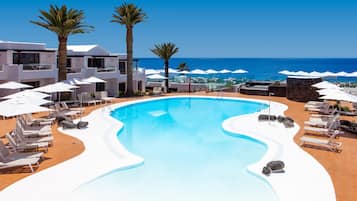 AuĂenpool, geöffnet von 10:00 Uhr bis 18:00 Uhr, Sonnenschirme