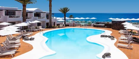 حمّام سباحة خارجي، مظلات على حمّام السباحة، مقاعد للتشمس