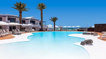 Außenpool, geöffnet von 10:00 Uhr bis 18:00 Uhr, Sonnenschirme