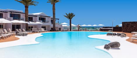 Piscina all'aperto, ombrelloni da piscina, lettini