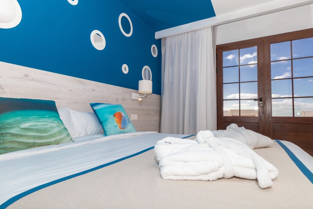 Blackout curtains, free cots/infant beds, WiFi, bed sheets