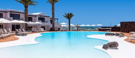 Piscine extérieure, parasols de plage, chaises longues