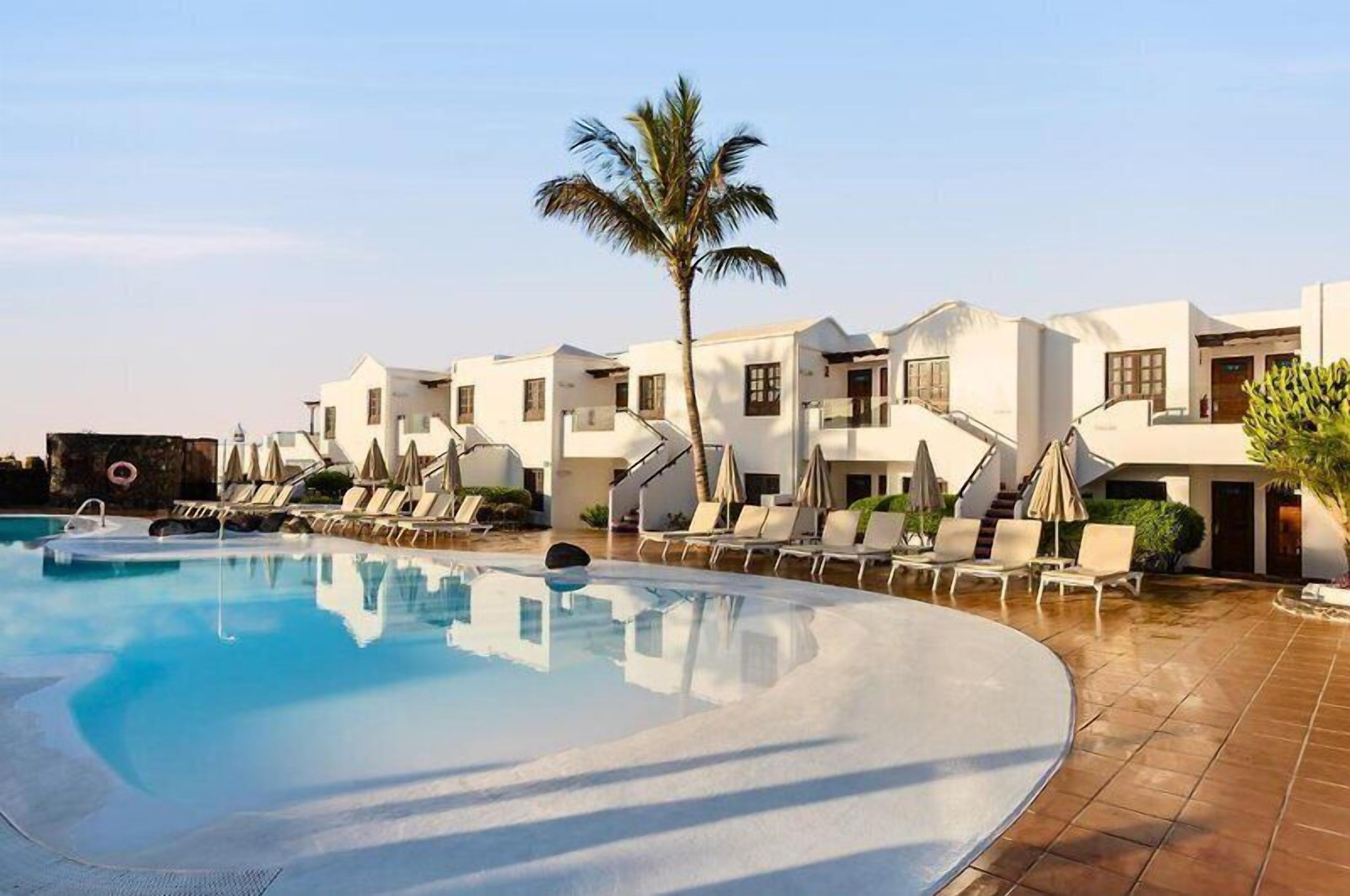 Outdoor pool, open 10:00 AM to 6:00 PM, pool umbrellas, sun loungers