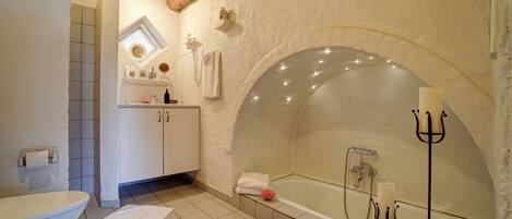 Une salle de bain avec une baignoire, des toilettes et un lavabo.