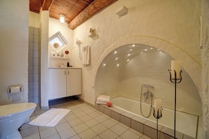 Suite Junior, baignoire | Salle de bain | Douche, articles de toilette écologiques, séchoir à cheveux
