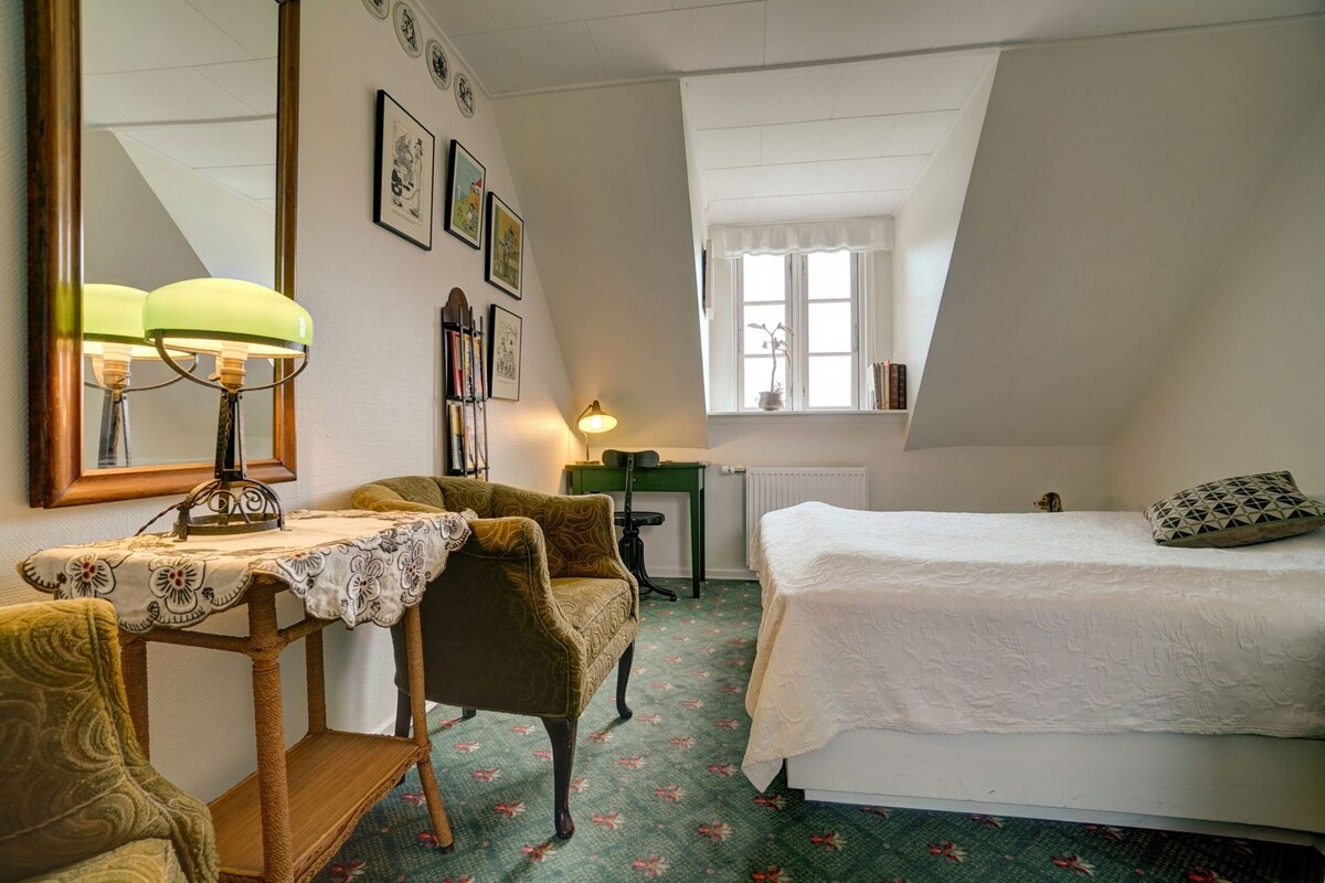 Free WiFi, individually decorated, individually furnished, bed sheets