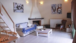 Vila (Mirothea) | Área de estar | TV de tela plana 32 polegadas com canais via satélite, TV, lareira