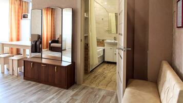 City Apartment, Kitchen | Peralatan tempat tidur premium, kalis bunyi, seterika/papan seterika