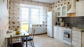 Comfort-huoneisto, 1 parisänky, keittiö | Yksityinen keittiö | Täysikokoinen jääkaappi, mikroaaltouuni, uuni, liesi