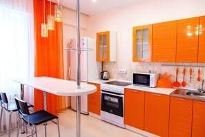 Full-sized fridge, microwave, oven, stovetop