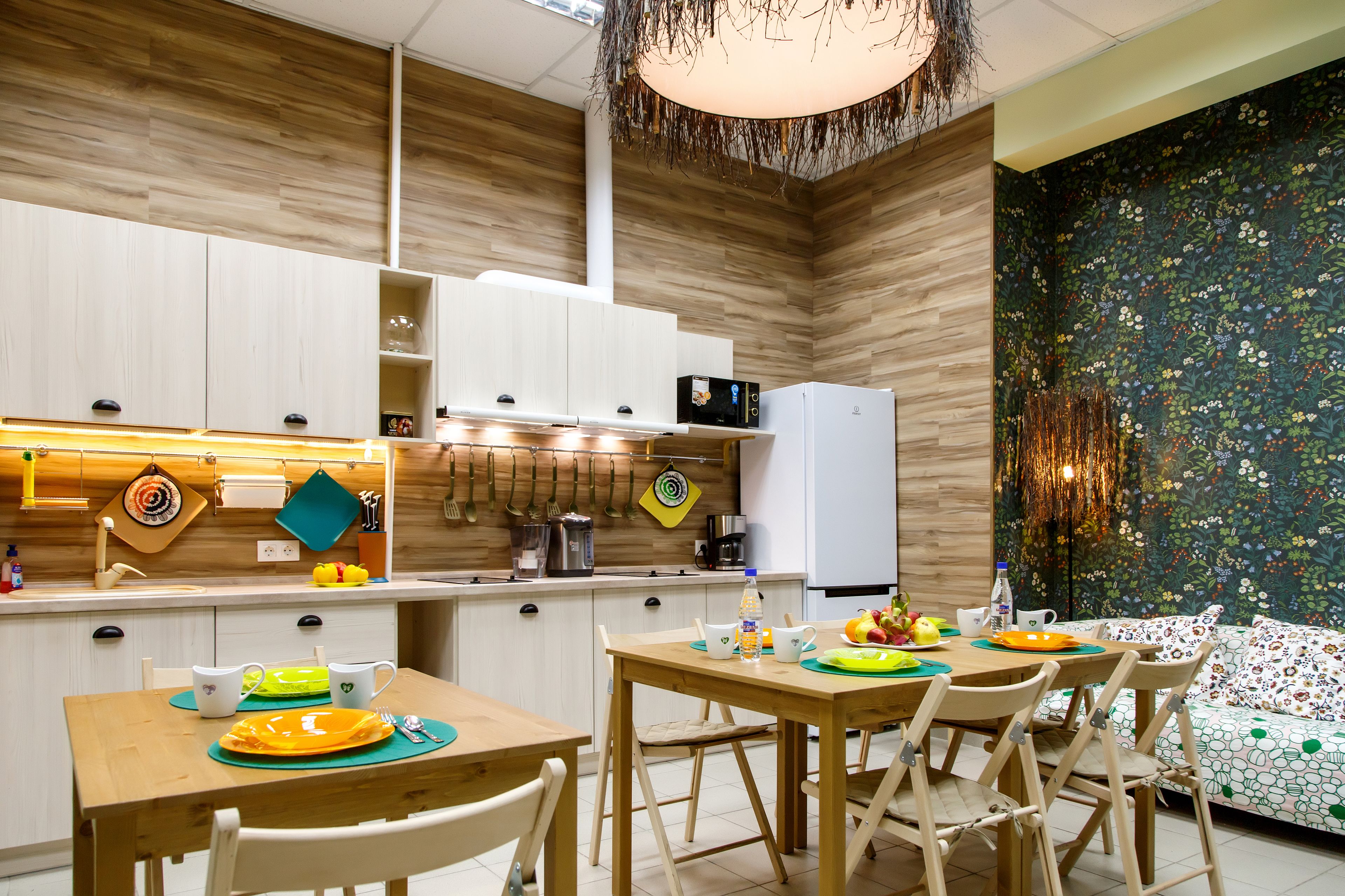 Full-sized fridge, microwave, oven, stovetop