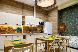 Täysikokoinen jääkaappi, mikroaaltouuni, uuni, liesi