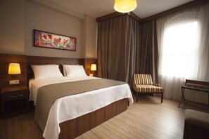 Hypo-allergenic bedding, minibar, in-room safe, desk - Cordis Hotel (Istanbul)