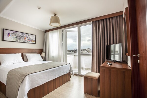 Deluxe Double Room, City View | Hypo-allergenic bedding, minibar, in-room safe, desk - Cordis Hotel (Istanbul)