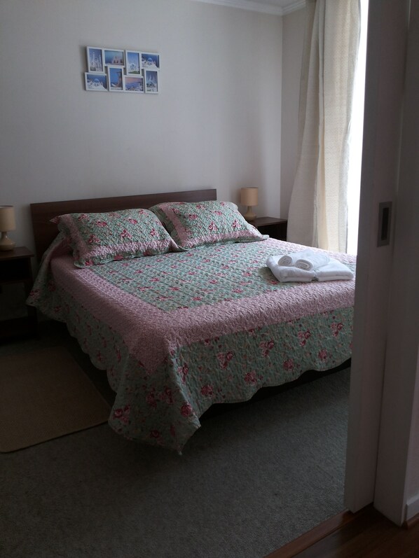 1 habitación y tabla de planchar con plancha