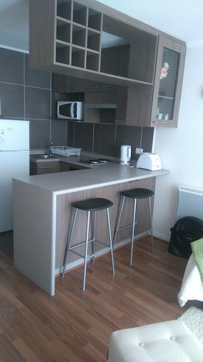 Refrigerador con freezer, microondas, horno, placa de cocina