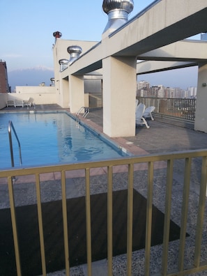 Una piscina al aire libre de temporada