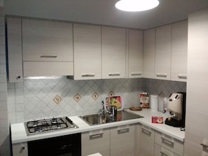 Stovetop, espresso maker, cookware/dishes/utensils