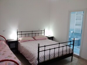 Triple Room, Shared Bathroom | Desk, free WiFi, bed sheets