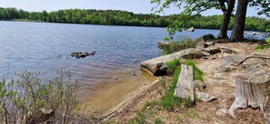 Småhus – grand, 2 soverom, privat bad, ved innsjø | Oppholdsområde