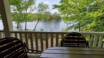 Cottage Classique, 2 chambres, salle de bains privée, en bord de lac | Coin séjour