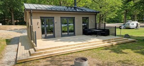 Deluxe Cottage, 2 Bedrooms, Lake View, Lakeside | Living area - Långasjönäs Camping & Stugby (Asarum)