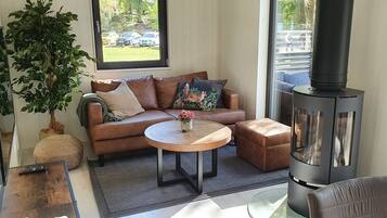 Deluxe Cottage, 2 Bedrooms, Lake View, Lakeside | Bed sheets