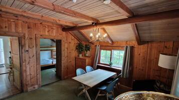 Classic-feriehus - 1 soveværelse - privat badeværelse - ved sø | 1 soveværelse, sengetøj