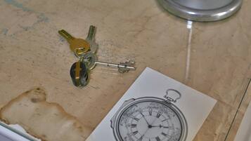 Eine Karte mit Illustrationen von Schlüsseln und einer Taschenuhr.