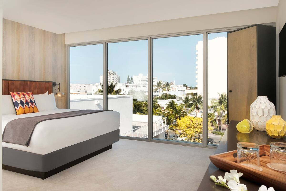 1 bedroom, premium bedding, in-room safe, desk