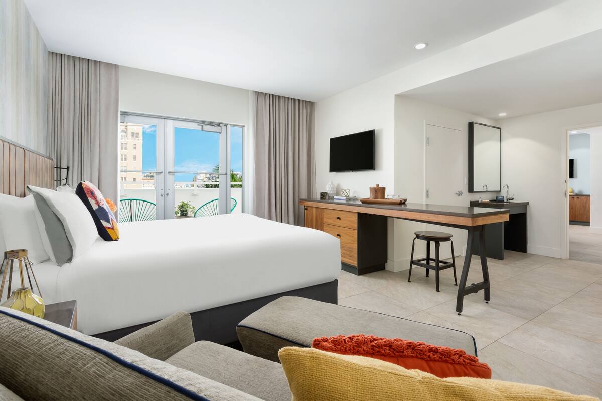 Premier Suite, Terrace | Living room | 43-inch flat-screen TV with premium TV channels, TV, MP3 dock