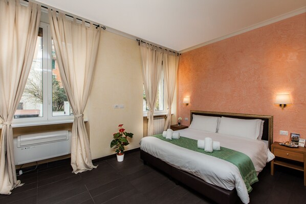 雙人或雙床房 | 高級寢具、房內夾萬、書桌、隔音