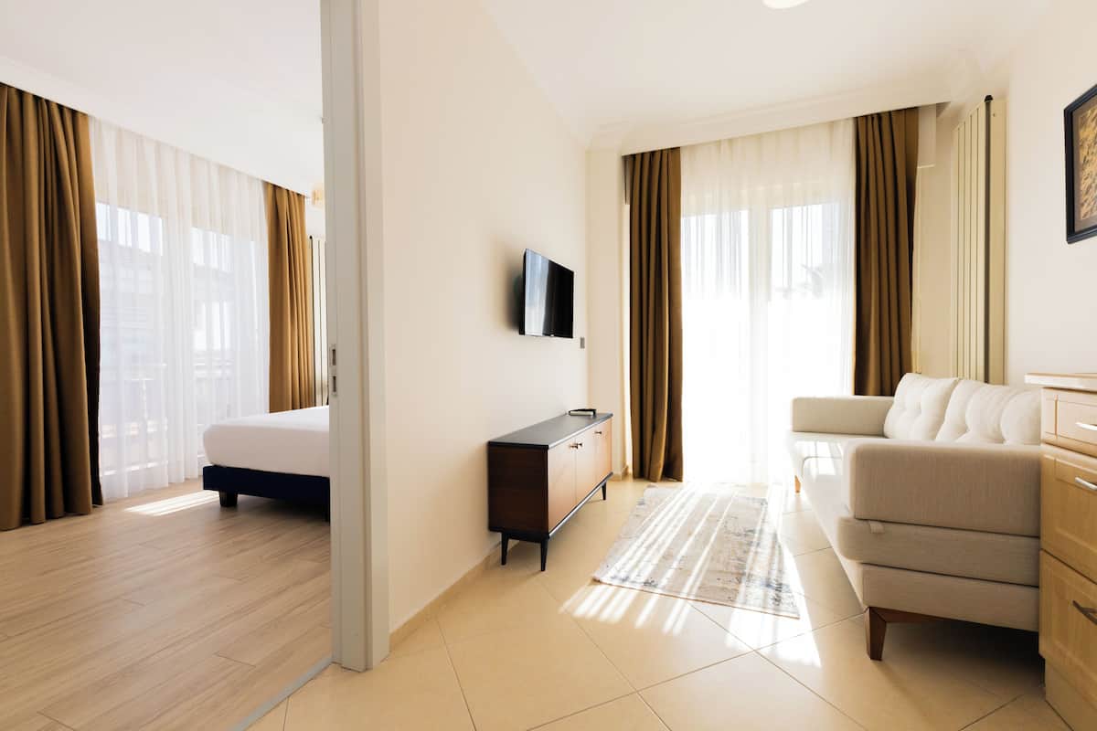 Comfort Suite, 1 Bedroom | Premium bedding, minibar, in-room safe, desk