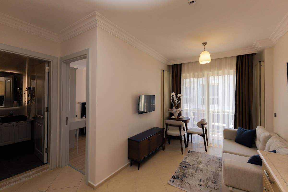 Junior Suite, 1 Bedroom | Premium bedding, minibar, in-room safe, desk
