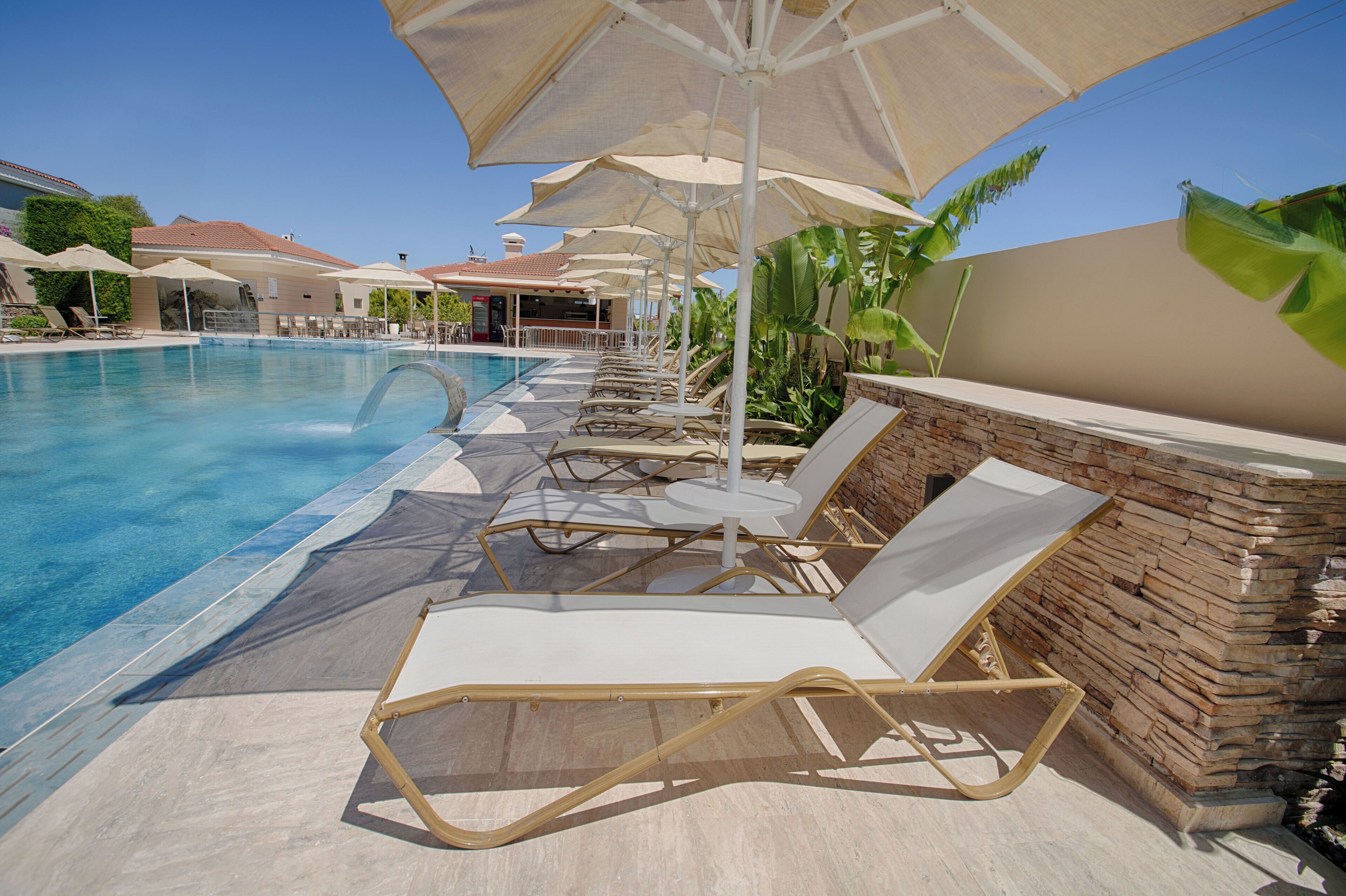 Piscina a l'aire lliure de temporada, cabanes gratuïtes i para-sols 