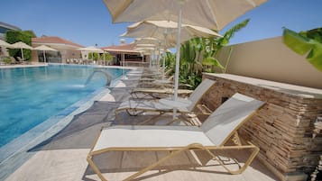 Piscine extérieure (ouverte en saison), cabanons gratuits