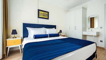 Sengetøy av topp kvalitet, minibar, safe på rommet og skrivebord