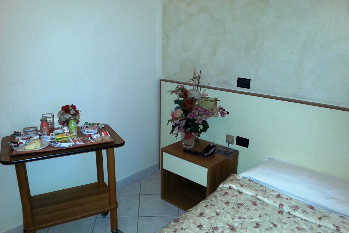 Desk, WiFi (free)