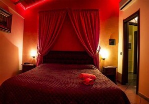 Economy Quadruple Room | In-room safe, desk, iron/ironing board, free WiFi - Hotel Happy Days (Giugliano in Campania)